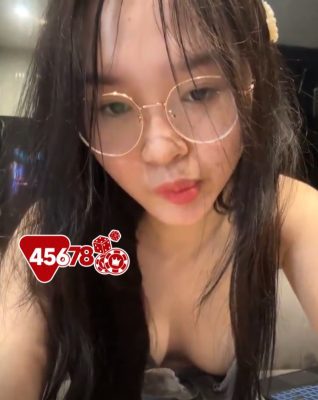 Nữ sinh show hàng cực hấp dẫn