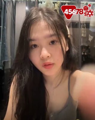 Nữ sinh show hàng cực hấp dẫn